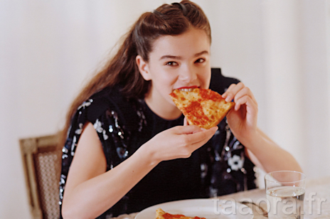Hailee Steinfeld mange pizza pour Miu Miu