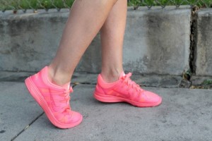 la fille aux baskets roses