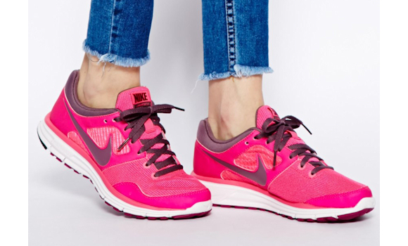 Chaussures de course Nike roses