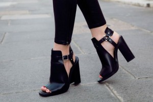 Bottines Noires à Bout Ouvert Et Franges BCBGMAXAZRIA - Taille 7 - Talon Ultra Haut - Neuves Sans étiquette