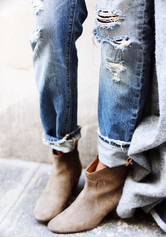 Porter un jean boyfriend avec des bottines en daim