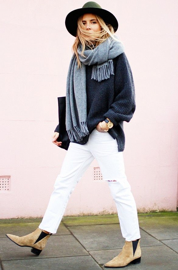 Tenue hiver pull bleu marine jean blanc chelsea boots camel chapeau