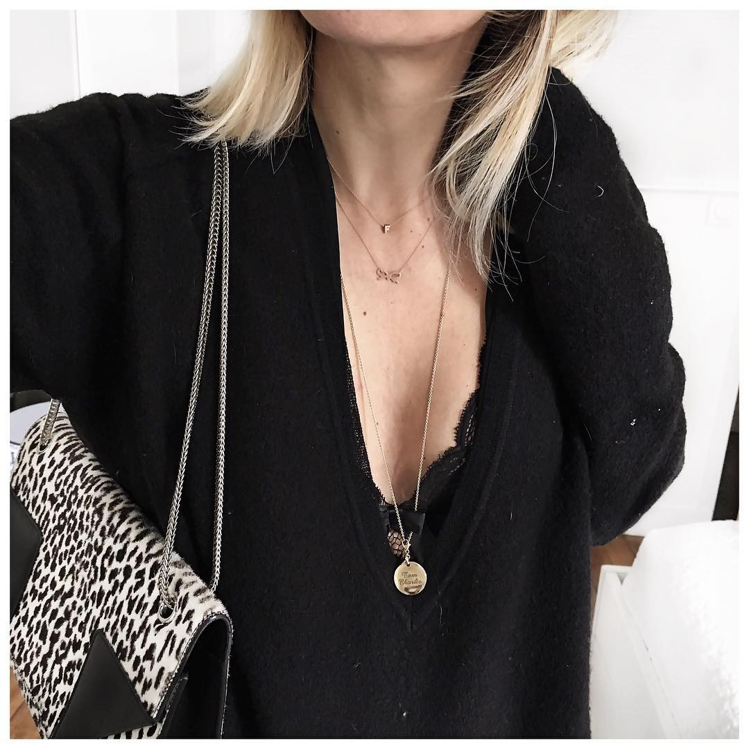 Soutien-gorge dentelle noir sous un pull