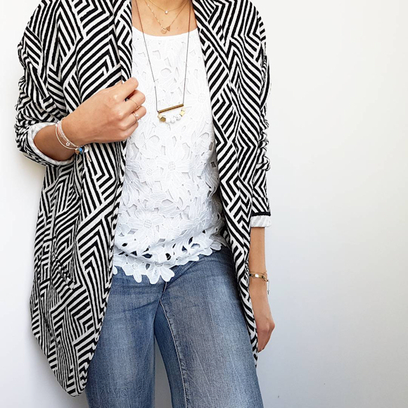 Blazer motif géométrique éthnique noir et blanc et blouse en dentelle