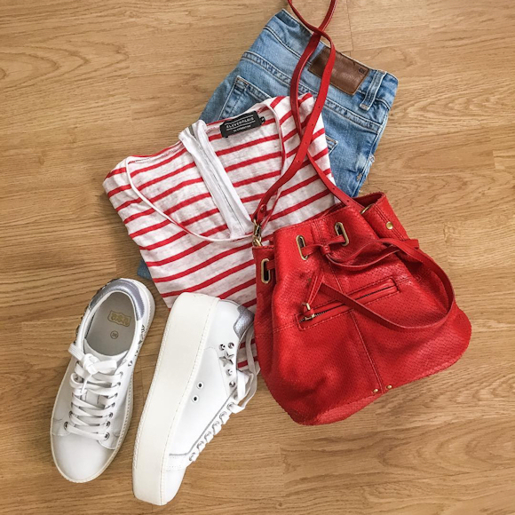 Look casual de printemps en rouge et blanc : marinière, boyfriend jean, baskets compensées, sac seau