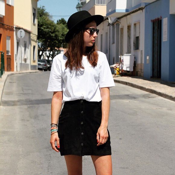 T-shirt blanc + jupe noire avec boutons sur le devant + capeline noire -  Taaora - Blog Mode, Tendances, Looks