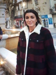 Jenifer en veste ?� carreaux rouges dans le t?�l?�film Traqu?�s : o?� trouver ? - Taaora - Blog Mode 