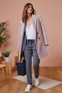 Tenue chic avec un manteau rose clair - Taaora - Blog Mode, Tendances, Looks