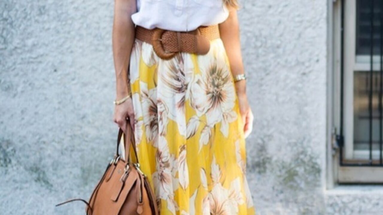 Top jaune + jupe mi-longue kaki + bijoux dorés = le bon look