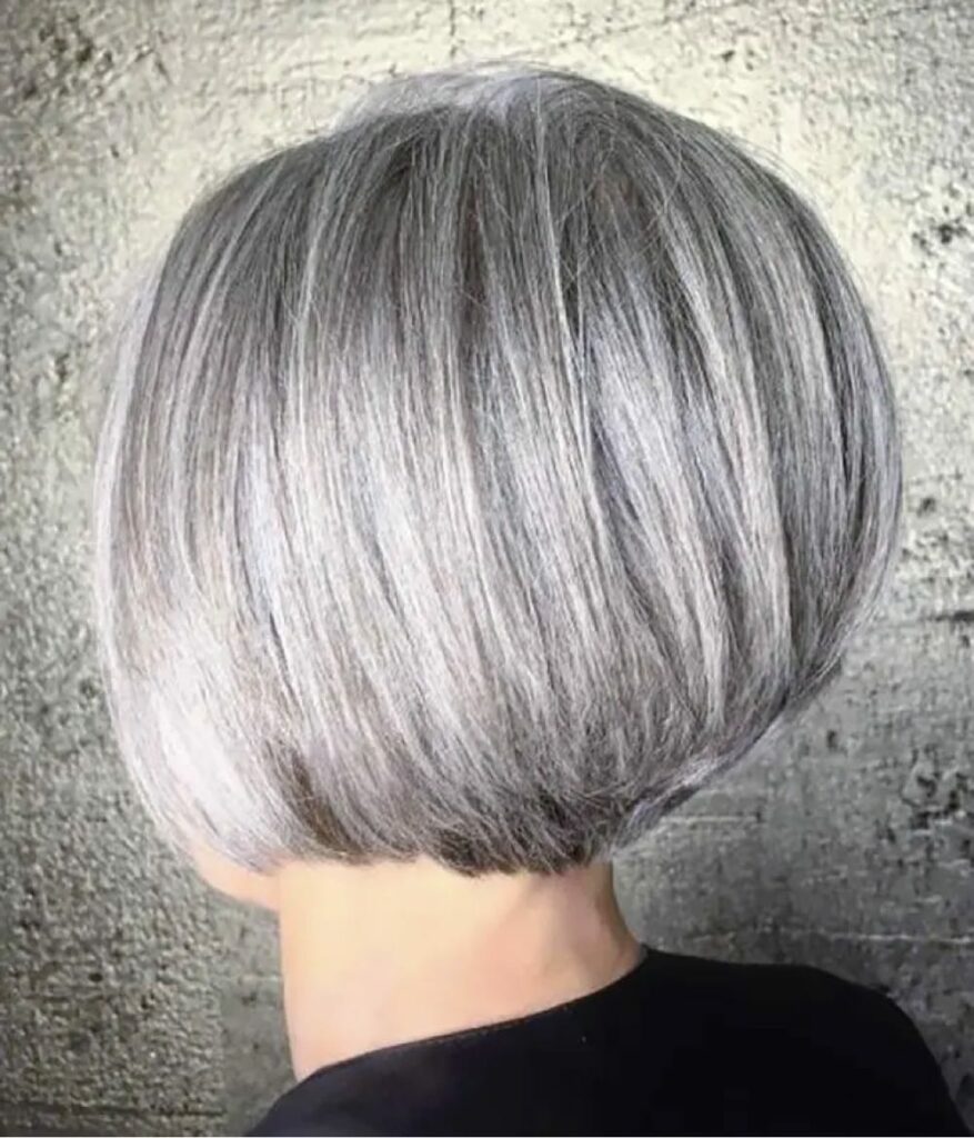 cheveux-gris-courts-femme-15-coupes-de-cheveux-pour-femmes-de-plus-50