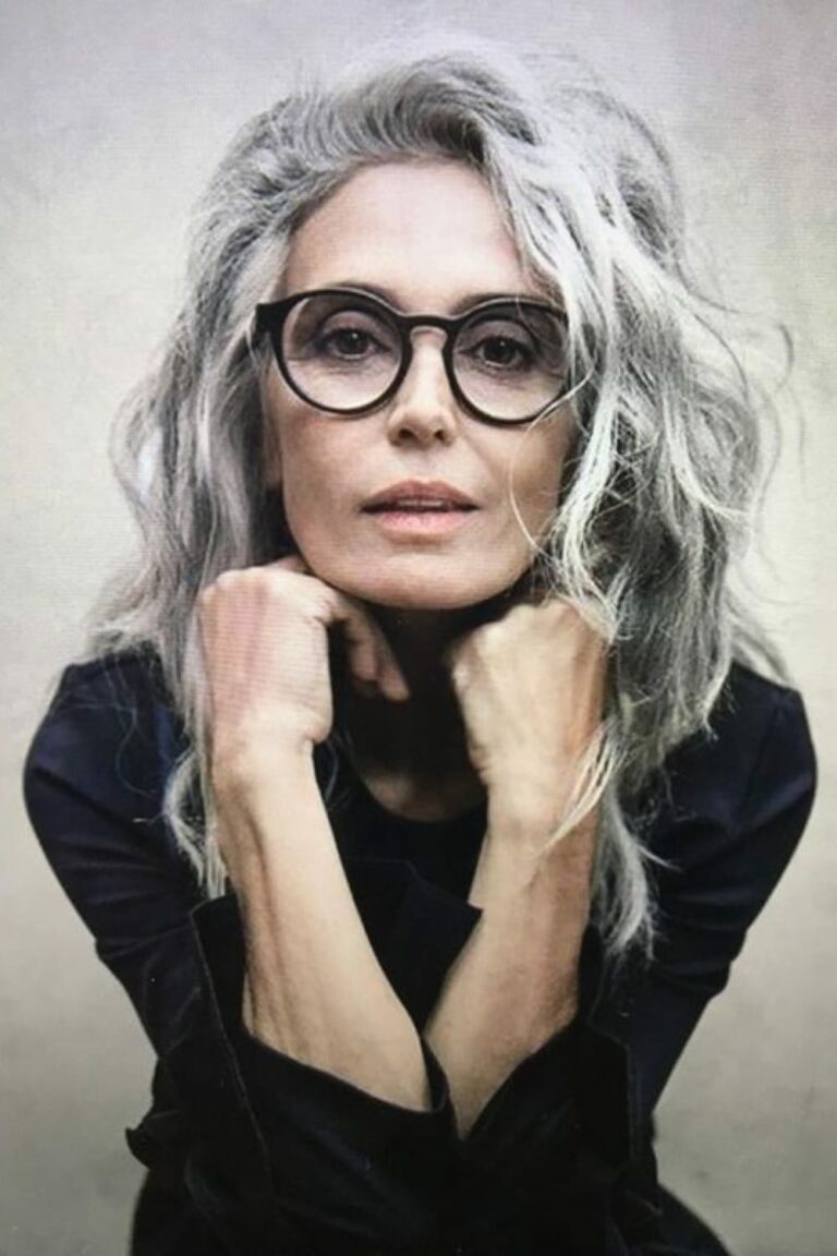 coiffures-pour-cheveux-gris-avec-lunettes-inspirations-l-gantes-pour