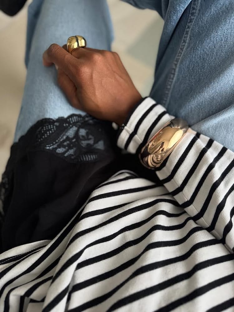 Bracelet XXL doré porté sur une manche rayée tendance automne hiver 2025 2026
