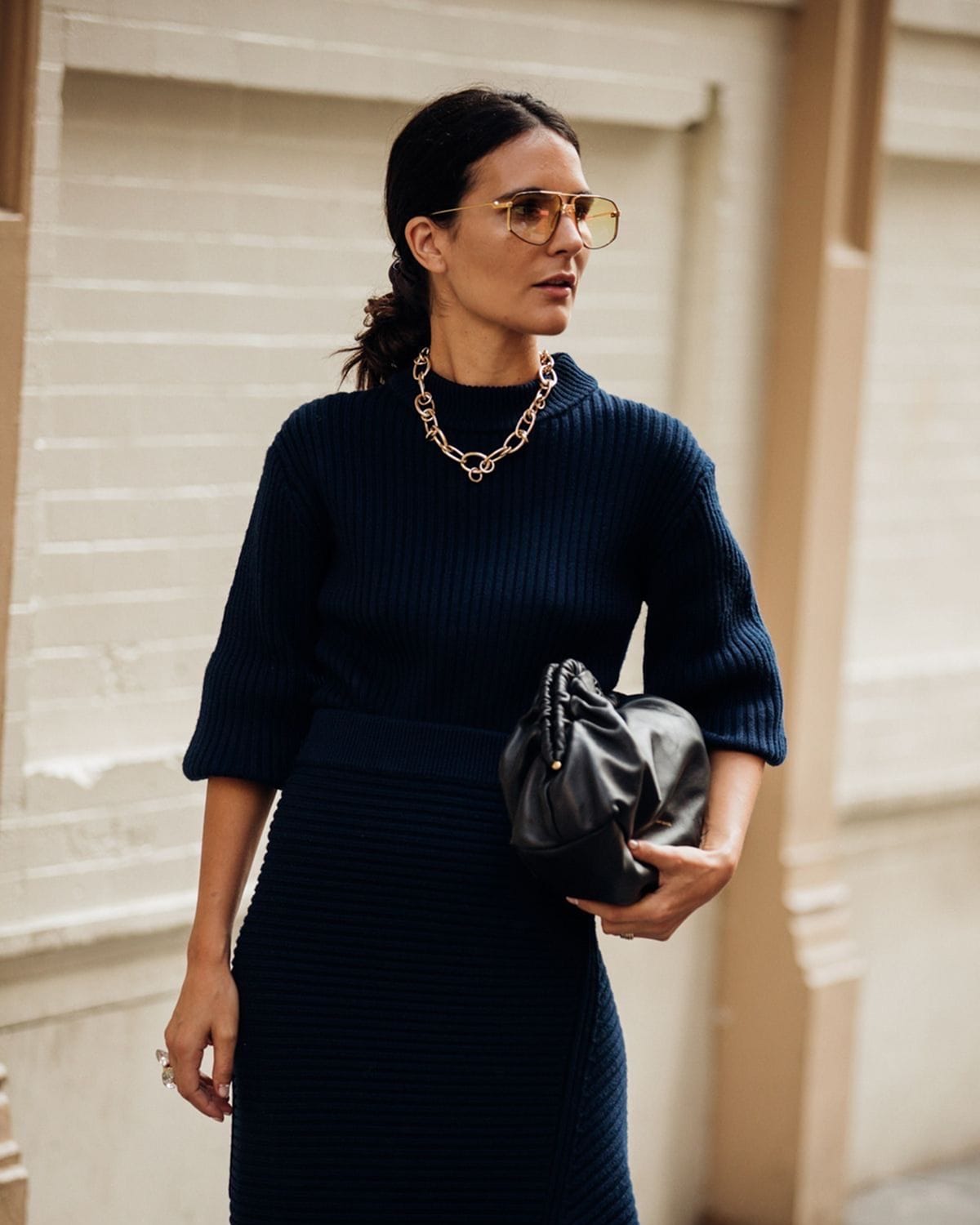 Collier chaîne épaisse dorée porté avec robe pull automne 2025