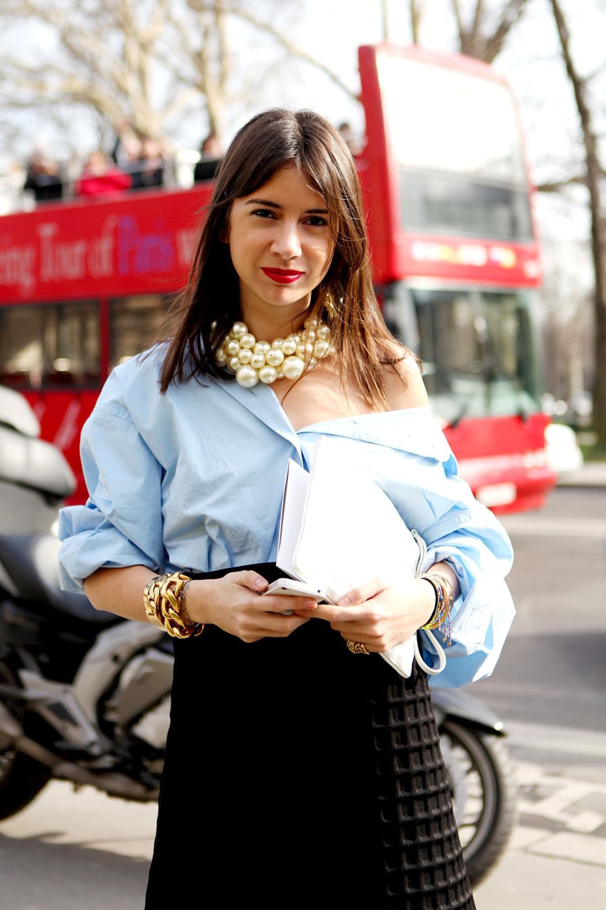 Collier de perles oversize porté avec chemise bleue hiver 2026