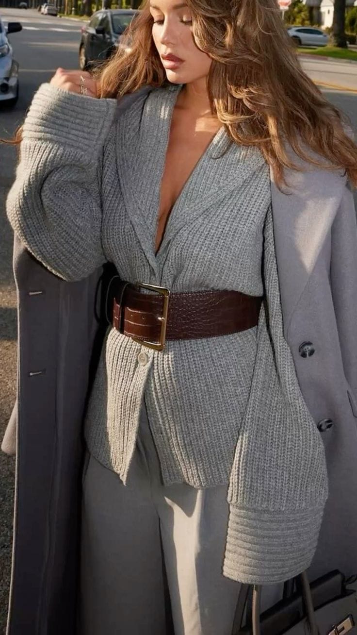 Ceinture XXL en cuir marron sur gilet gris, accessoire mode qui souligne la taille