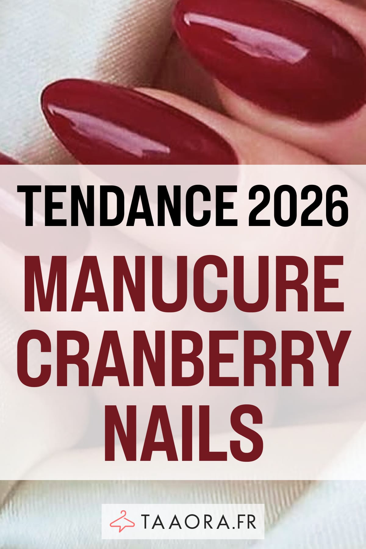 Manucure cranberry nails rouge profond avec baies rouges tendance hiver 2026
