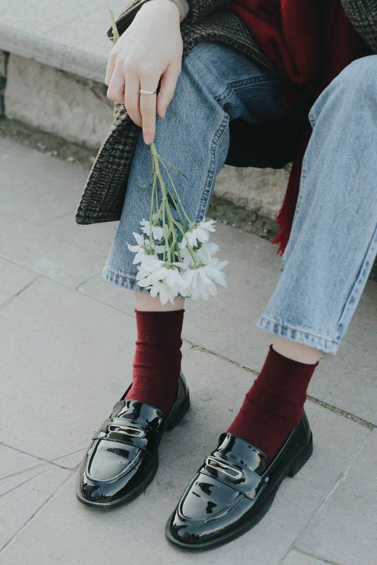 Mocassins vernis noirs avec chaussettes bordeaux, idée look preppy décontracté