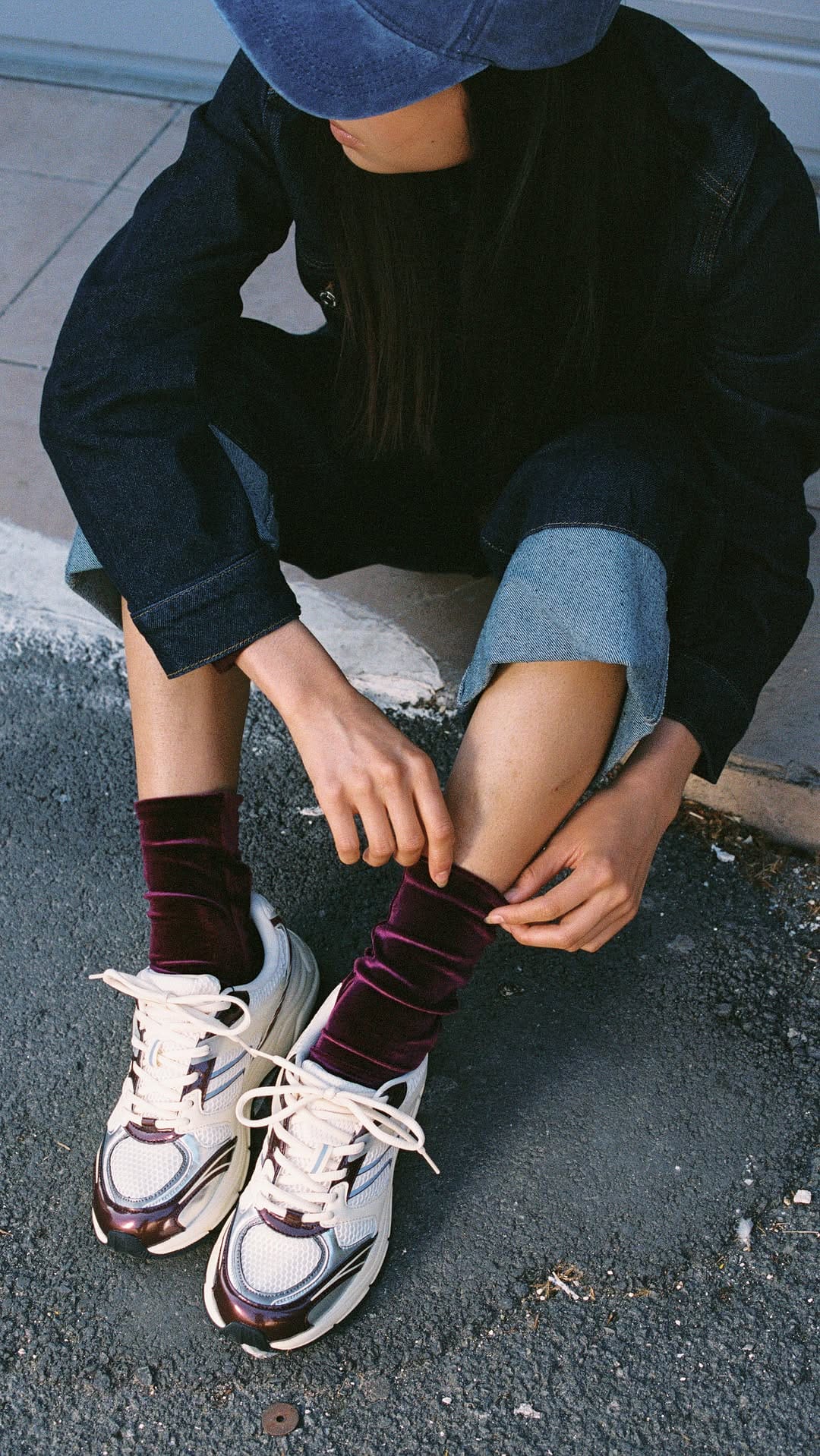 Look casual : chaussettes en velours bordeaux apparentes avec baskets blanches