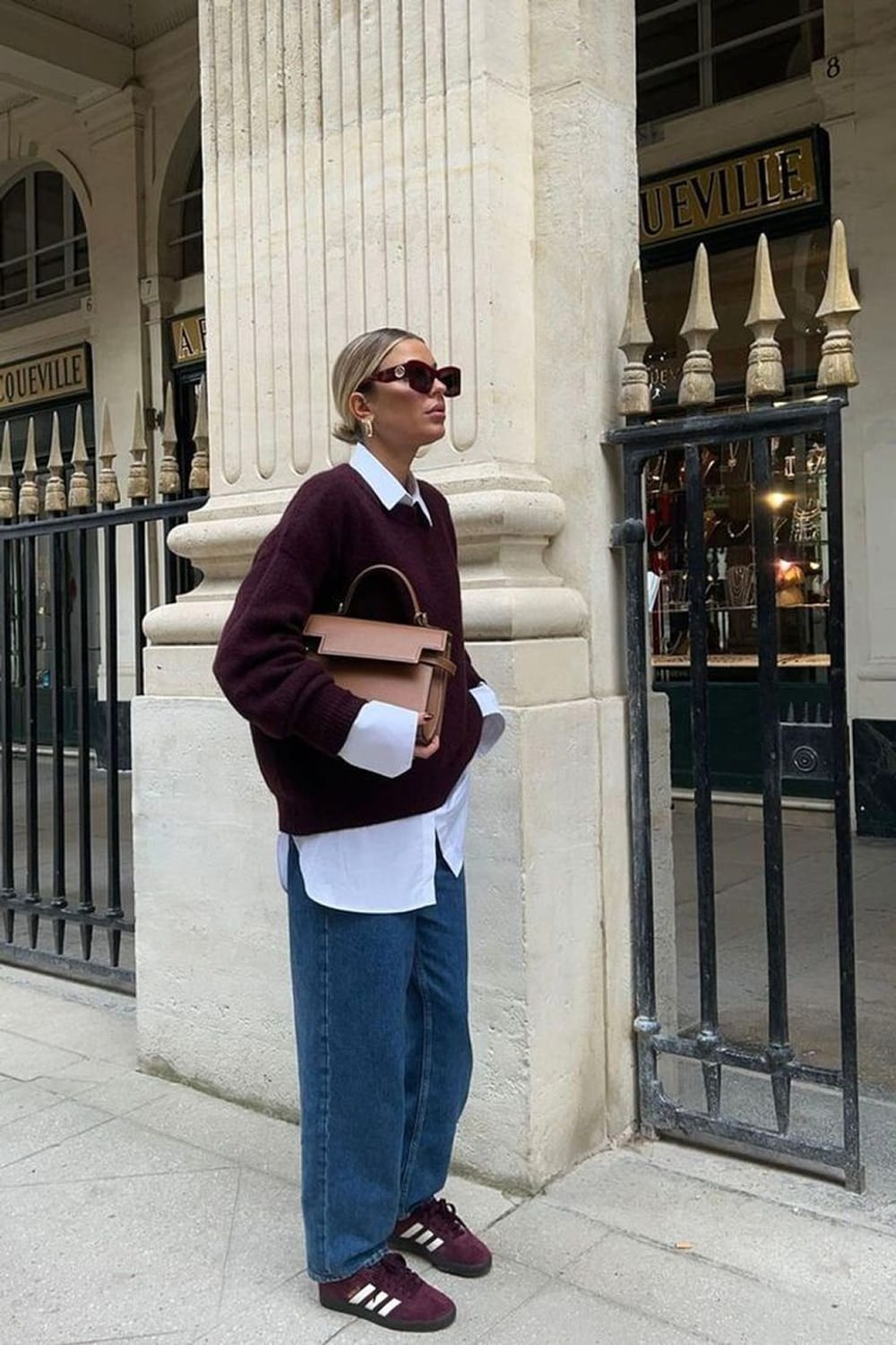 Look preppy chic avec Adidas Spezial bordeaux et jean droit bleu, chemise blanche et pull bordeaux