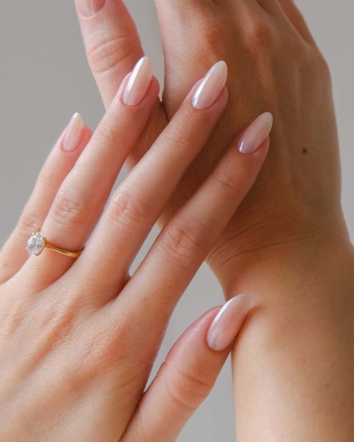 Vernis nude transparent effet nacré, tendance manucure 2026
