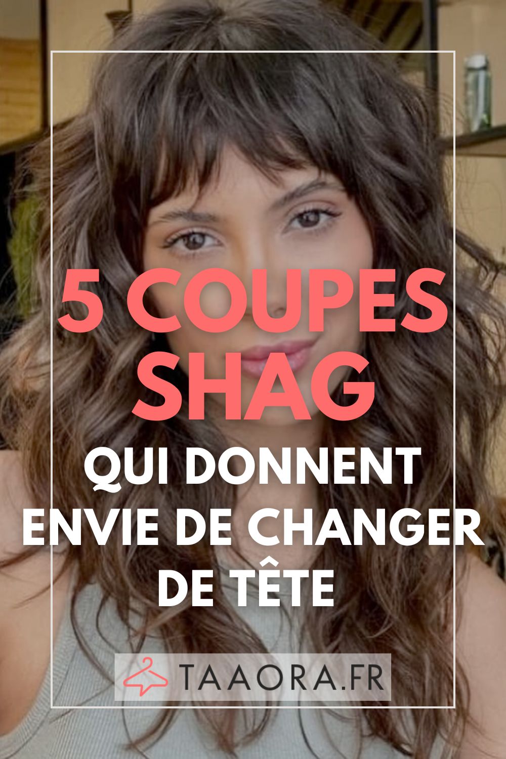 Coupe shag femme : 5 idées tendance pour changer de coiffure, avec shag long ondulé en arrière-plan