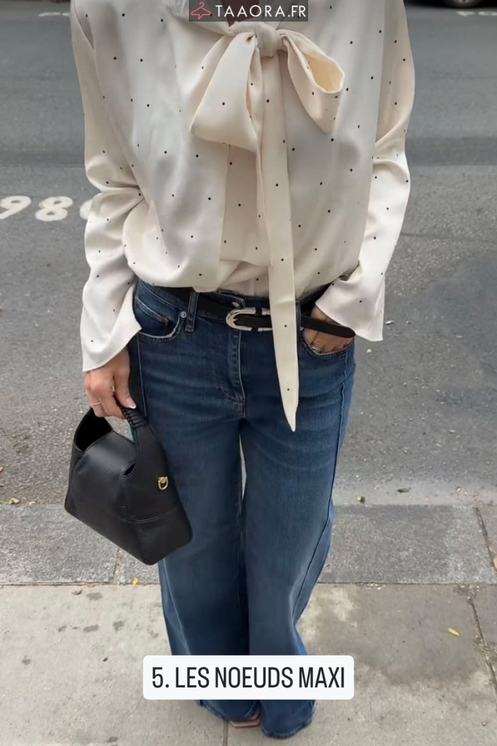Blouse à pois col lavallière avec grand noeud crème, jean large bleu et ceinture western