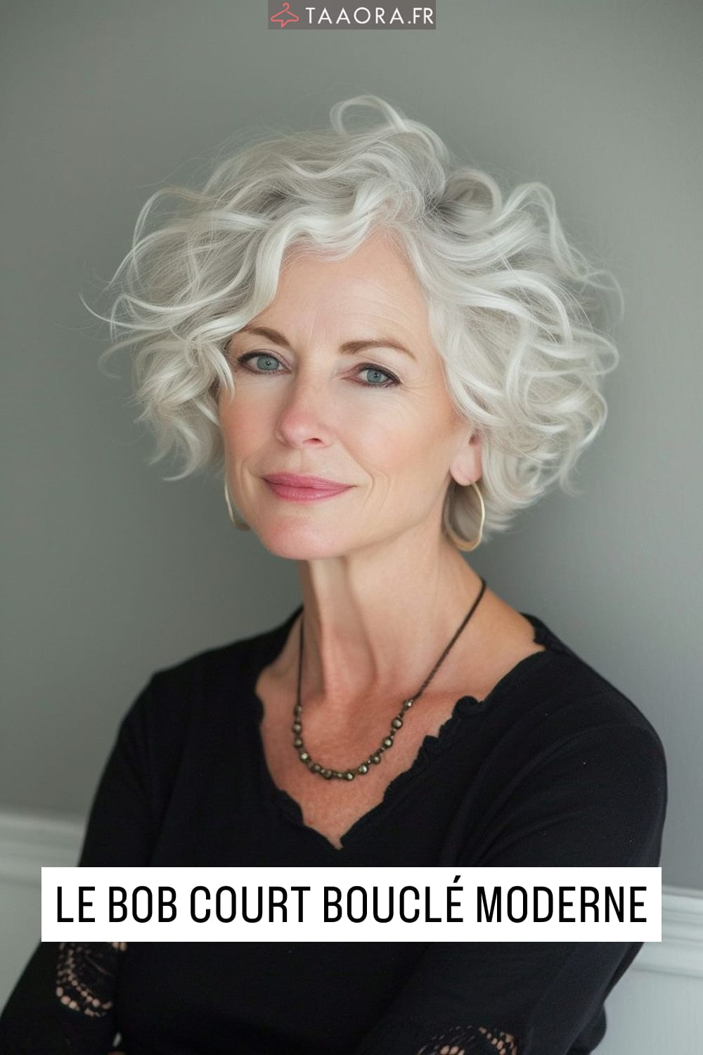Femme 50 ans avec bob court bouclé cheveux blancs, coupe moderne lumineuse avec volume naturel