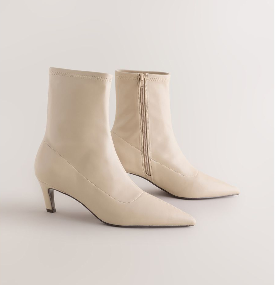 Bottines crème en cuir stretch montantes talon fin pointue coupe élancée cheville