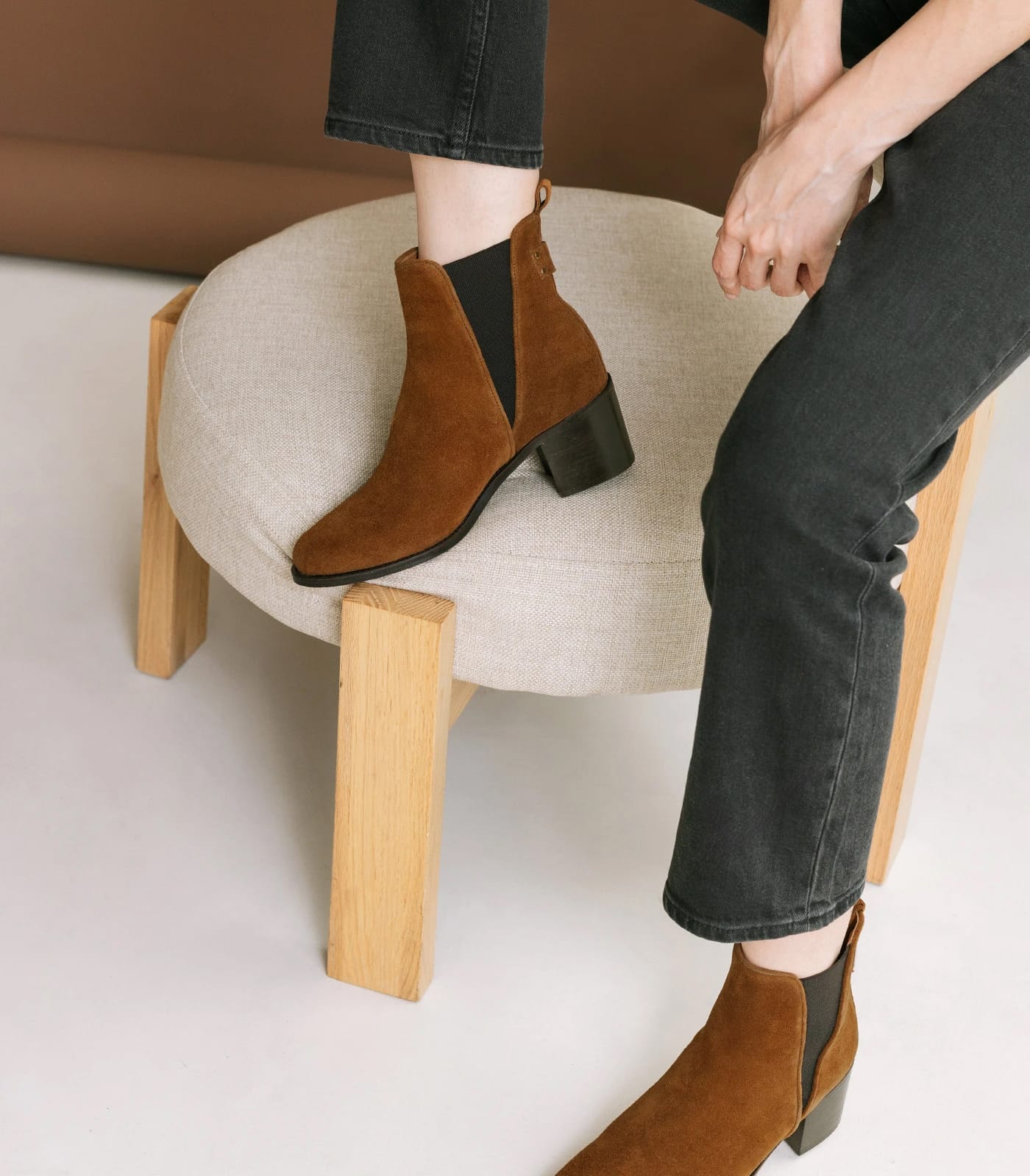 Bottines camel en suède chelsea à talon cubain portées avec jean slim rentré dedans, découpe cheville élastiquée