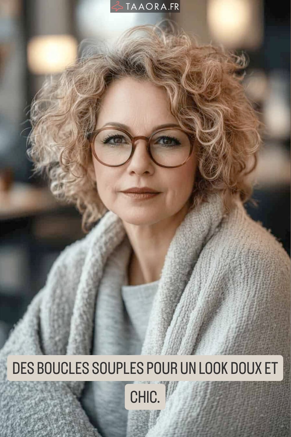 Carré bouclé blond femme 50 ans avec lunettes, coiffure courte wavy volumineuse et moderne