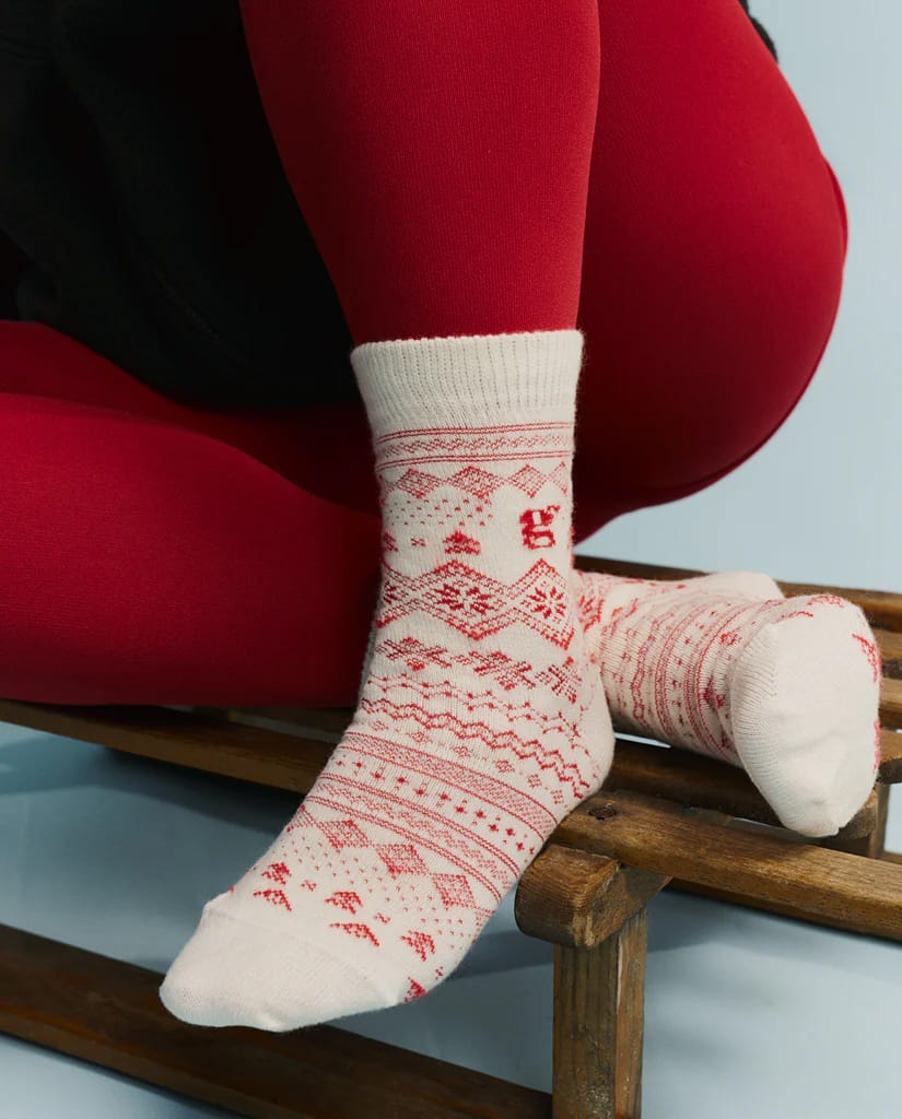 Chaussettes norvégiennes en laine mérinos portées sur collants rouges, idée de look d’hiver chaud et stylé