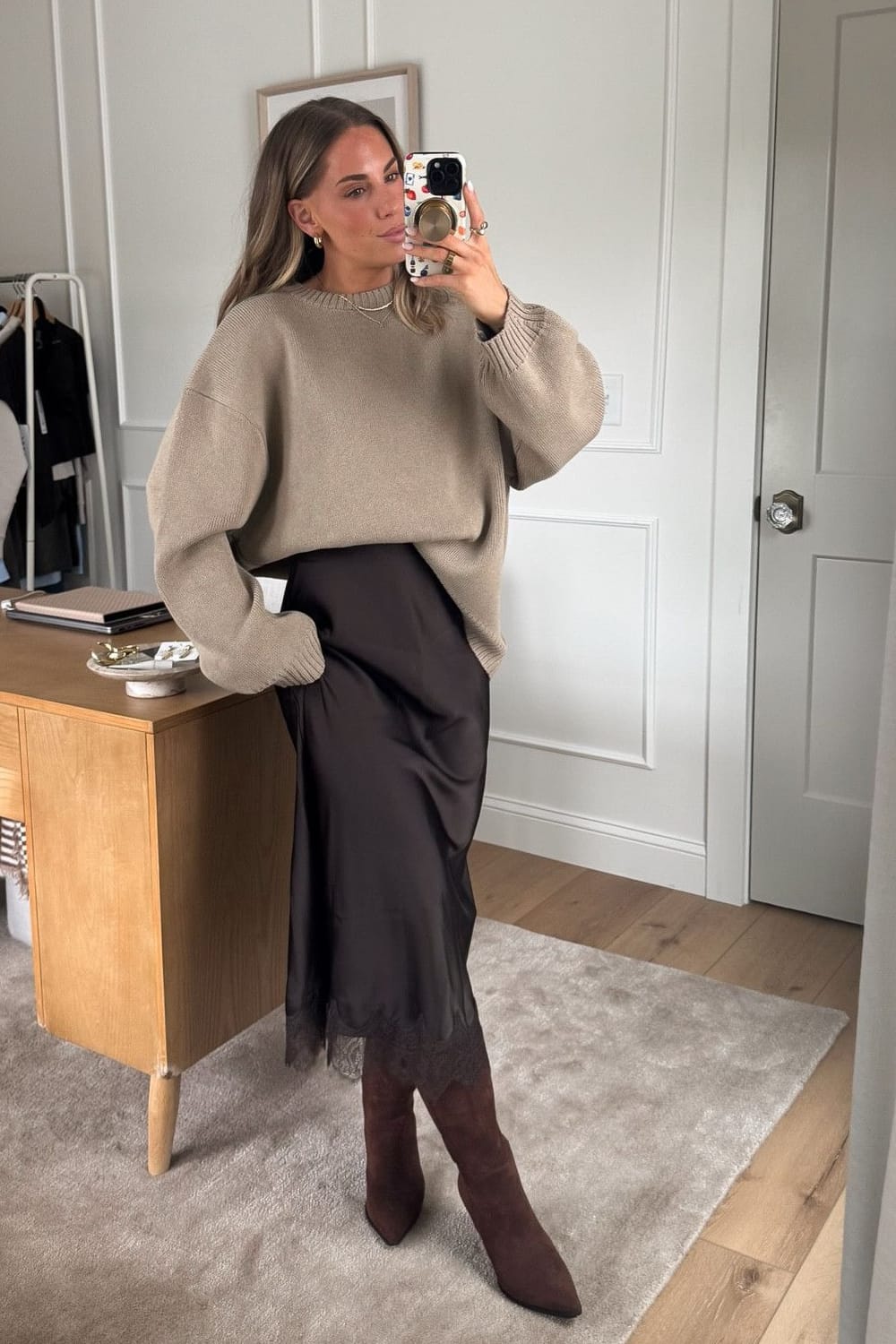 Look premium effet luxe : pull maille gris + jupe satin noir, exemple parfait du duo laine satin pour un style chic haut de gamme