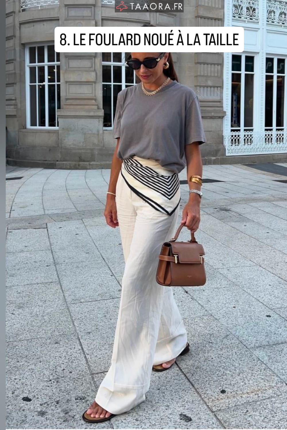 Foulard rayé noir et blanc noué à la taille sur pantalon blanc large et t-shirt gris