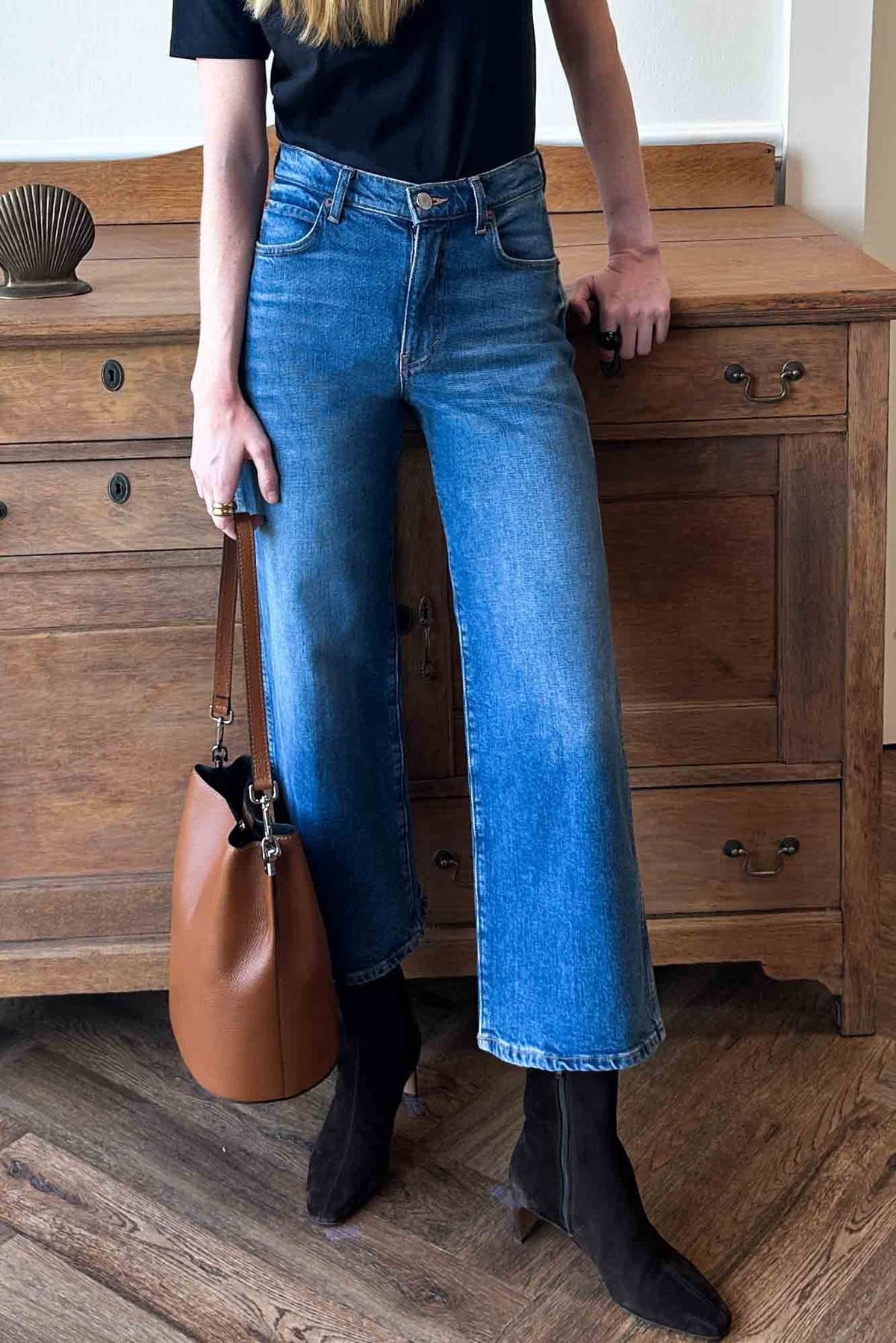 Jean droit 7/8 bleu porté avec bottines noires zippées à petit talon