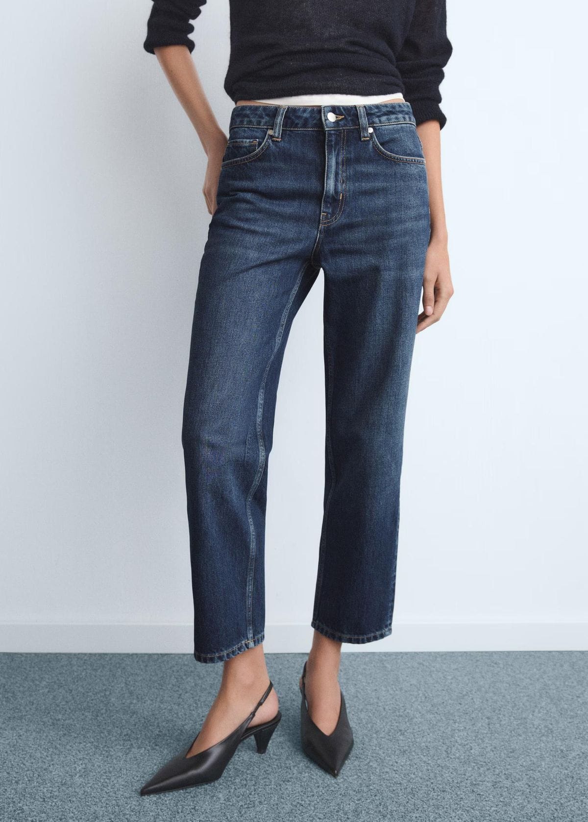 Jean droit 7/8 brut porté avec slingbacks noirs à talon, look chic et allongeant