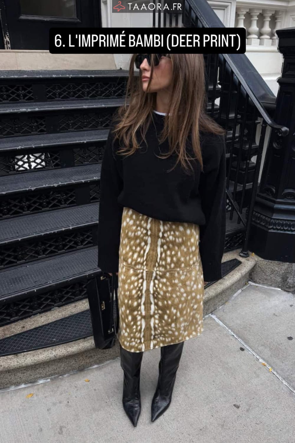 Imprimé faon sur jupe midi beige avec pull noir oversize et cuissardes pointues noires