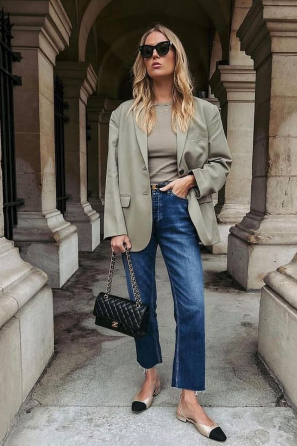Look chic : jean droit 7/8 bleu avec blazer oversize et ballerines bicolores