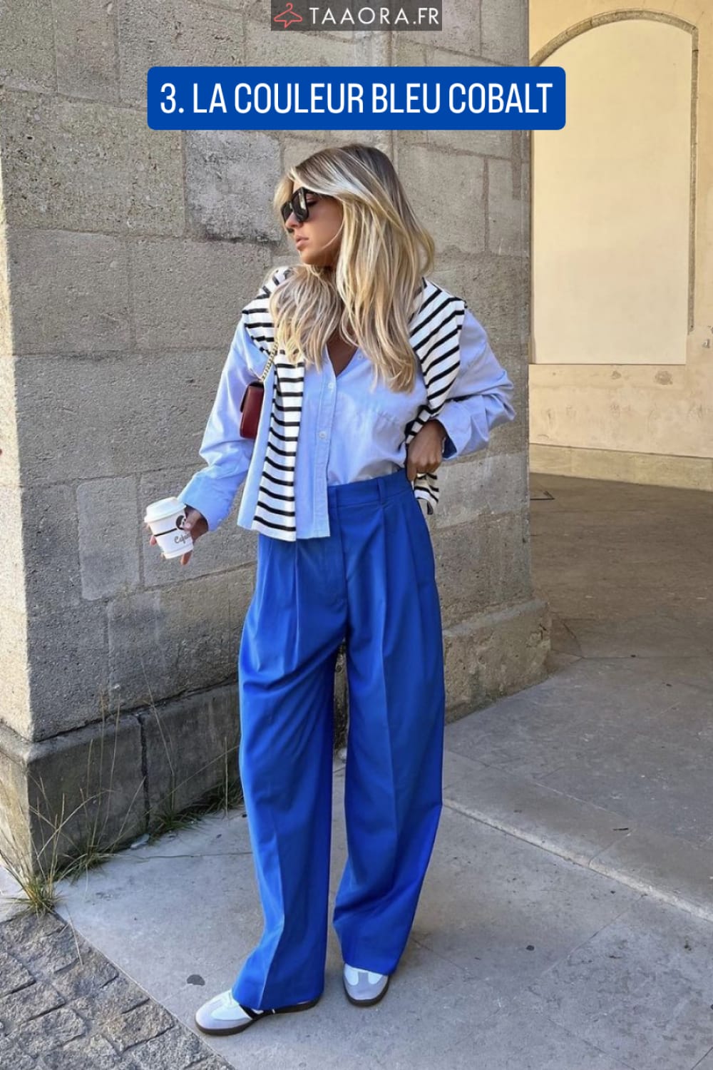 Pantalon large bleu cobalt avec chemise bleue ciel et marinière nouée sur les épaules