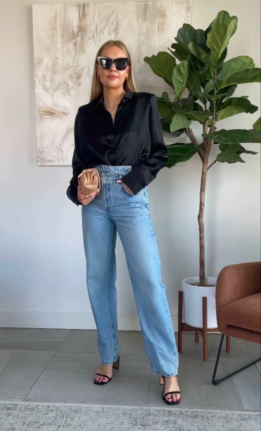 Look premium femme : chemise soie noire + jean denim, parfait exemple de mix matières pour un style chic et haut de gamme