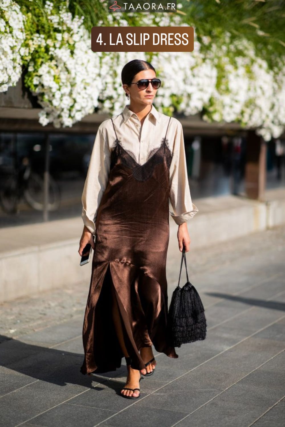 Slip dress satinée chocolat à dentelle noire portée sur chemise crème, esprit lingerie de jour