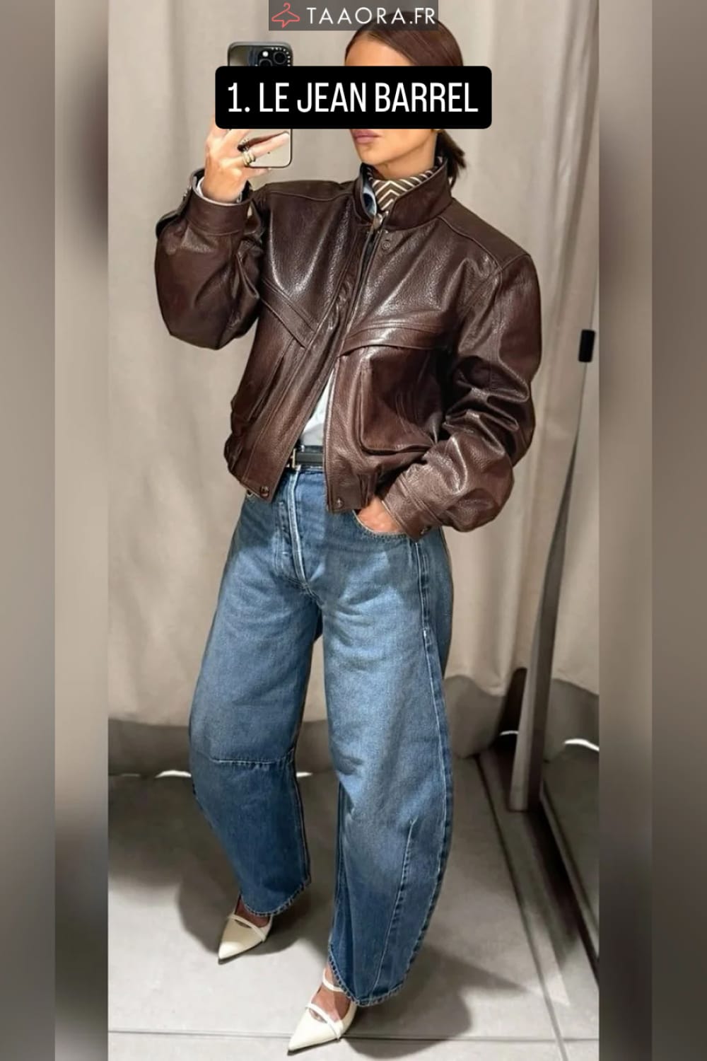 Jean barrel bleu délavé avec veste en cuir marron courte et escarpins blancs pointus