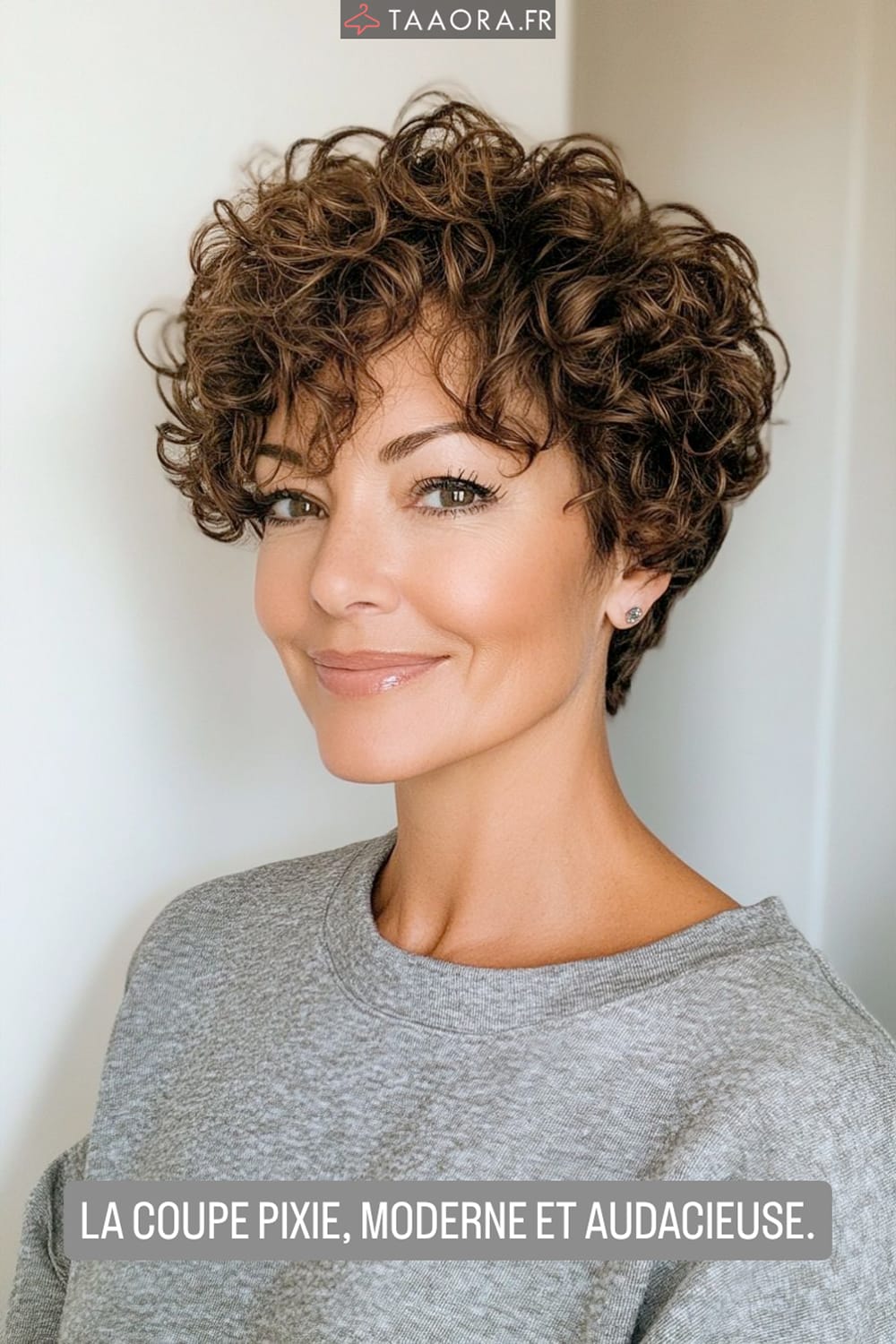Pixie bouclé court brun pour femme de 50 ans, coupe courte volumisante pour cheveux bouclés