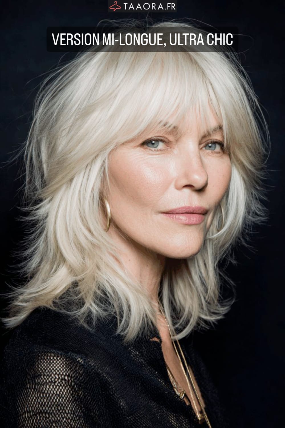 Coiffure shag mi-long sur cheveux blancs – coupe chic et moderne pour femme après 50 ans