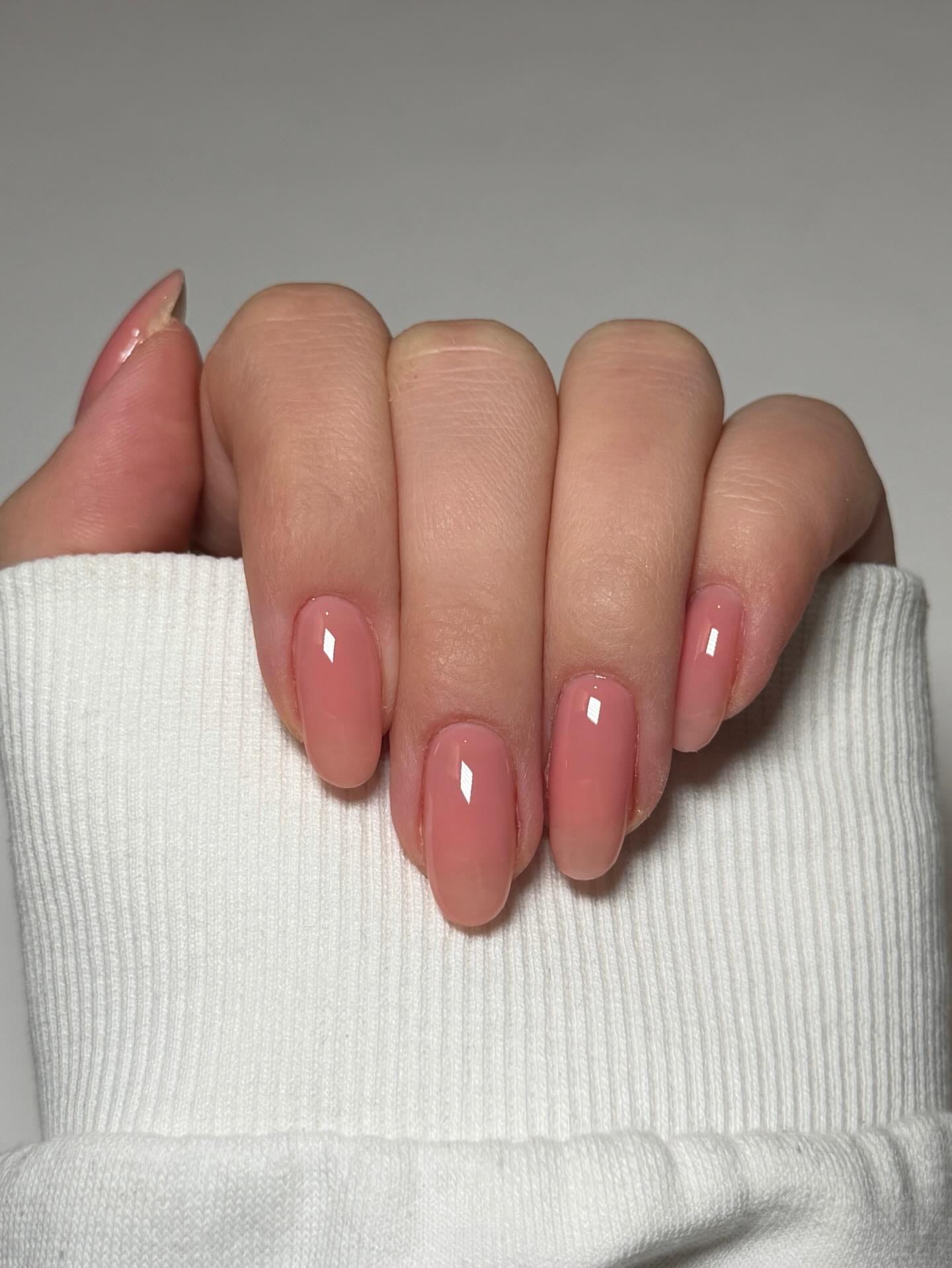 Manucure nude pêche sur ongles courts, vernis naturel effet bonne mine tendance 2026