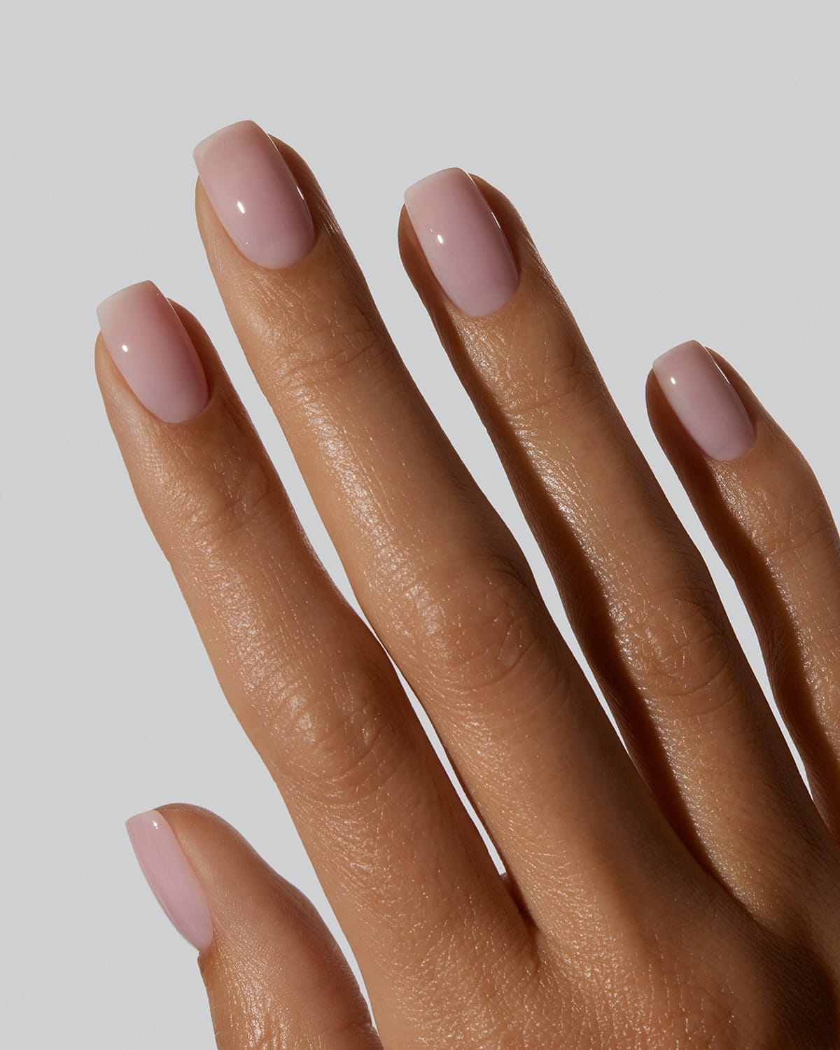 Manucure pinky nude transparent sur ongles courts, vernis rosé translucide glossy tendance 2026