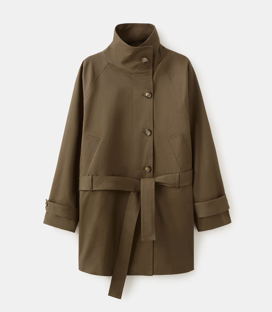Trench court marron kaki à col cheminée avec ceinture, modèle femme mi-saison sur fond blanc
