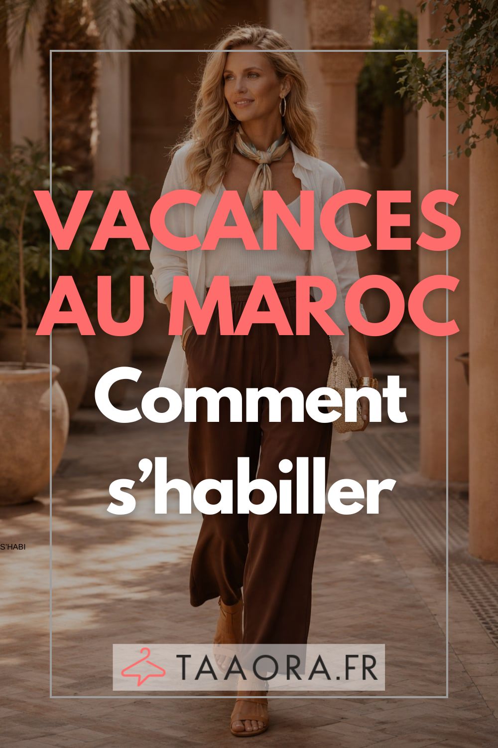 Vacances au Maroc : comment s’habiller ?Exemple look minimaliste chic avec chemise blanche, pantalon chocolat, foulard et sandales cognac