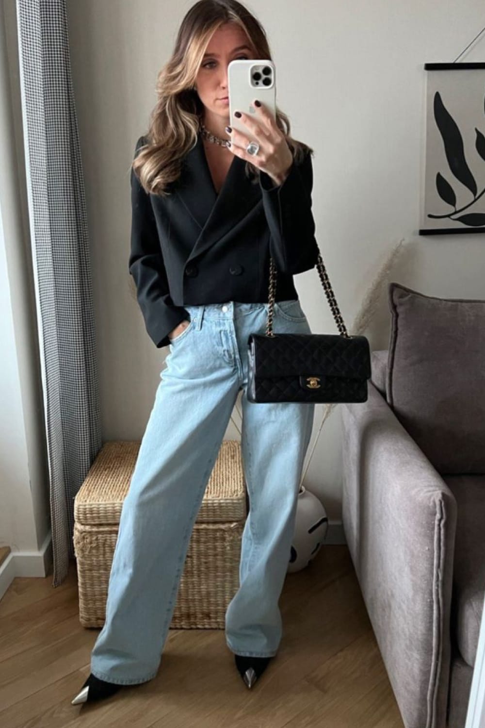 Blazer court noir double boutonnage avec jean wide leg délavé clair et escarpins pointus noirs, tendance blazer crop 2026