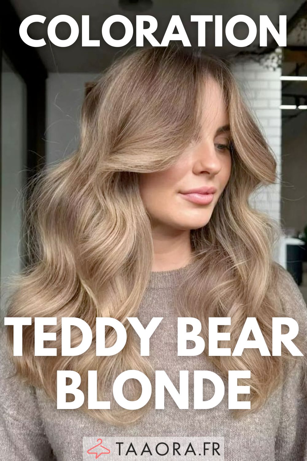 Teddy Bear Blonde : coloration naturelle et lumineuse qui marie subtilement le blond doré et le châtain chaud sur cheveux longs ondulés
