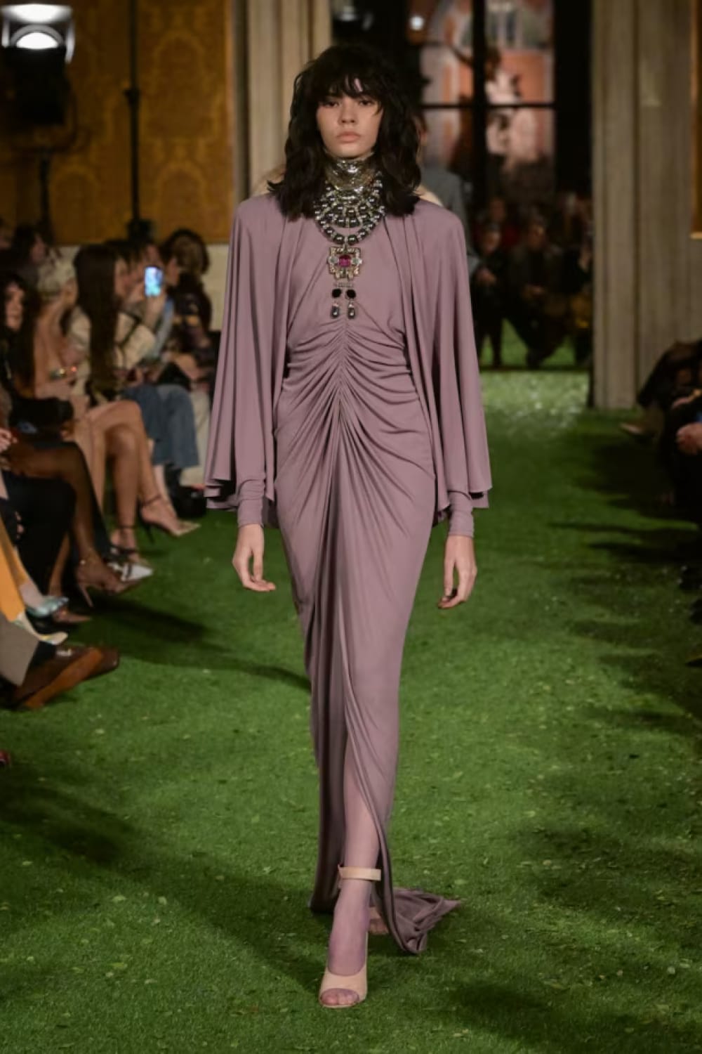 Couleur rose mauve tendance automne-hiver 2027 : robe longue teinte Foxglove Pantone